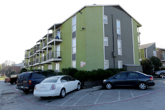 Crestridge Apartments in Dallas, TX - Building Photo - Building Photo