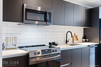 398 NE 5th St, Unit 4018 in Miami, FL - Building Photo - Building Photo