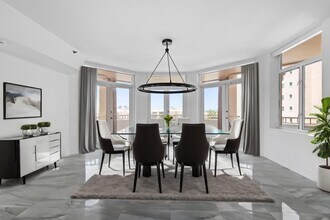 300 SE 5th Ave in Boca Raton, FL - Foto de edificio - Building Photo