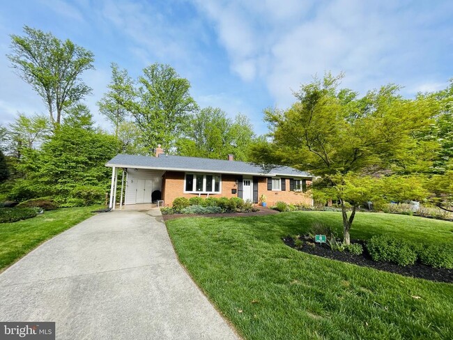 8 Briggs Ct in Silver Spring, MD - Foto de edificio - Building Photo