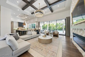 521 Neapolitan Ln in Naples, FL - Foto de edificio - Building Photo
