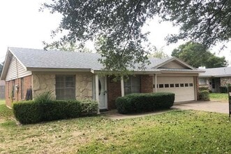3206 McCollum St in Irving, TX - Building Photo - Building Photo
