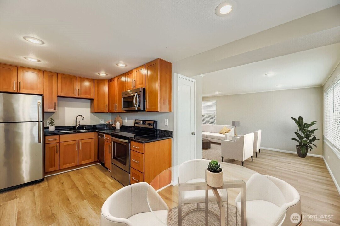 9042 Wallingford Ave N in Seattle, WA - Building Photo