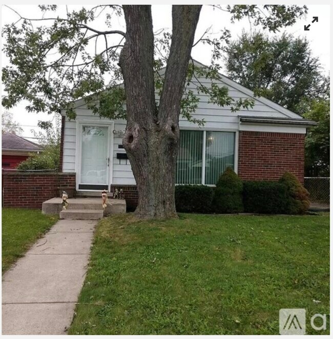 28221 Hollywood St Rentals in Roseville, MI