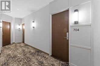 1055 Southdown Rd in Mississauga, ON - Building Photo - Building Photo