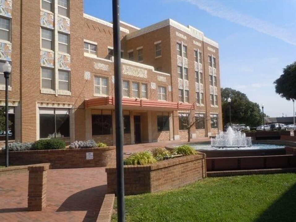 303 N Kansas Ave in Liberal, KS - Building Photo