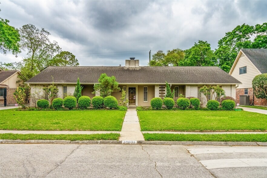 10631 Del Monte Dr in Houston, TX - Foto de edificio