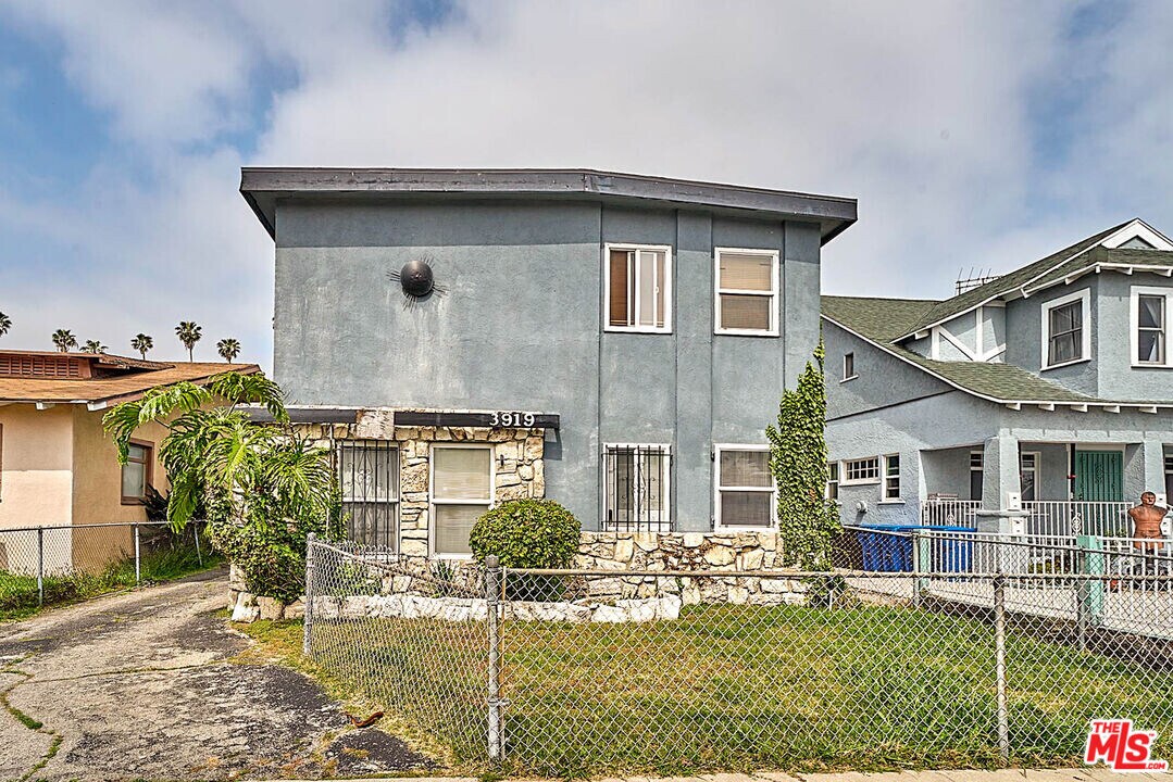 3919 Halldale Ave in Los Angeles, CA - Building Photo