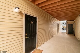 514 Coppola Dr in South Plainfield, NJ - Foto de edificio - Building Photo