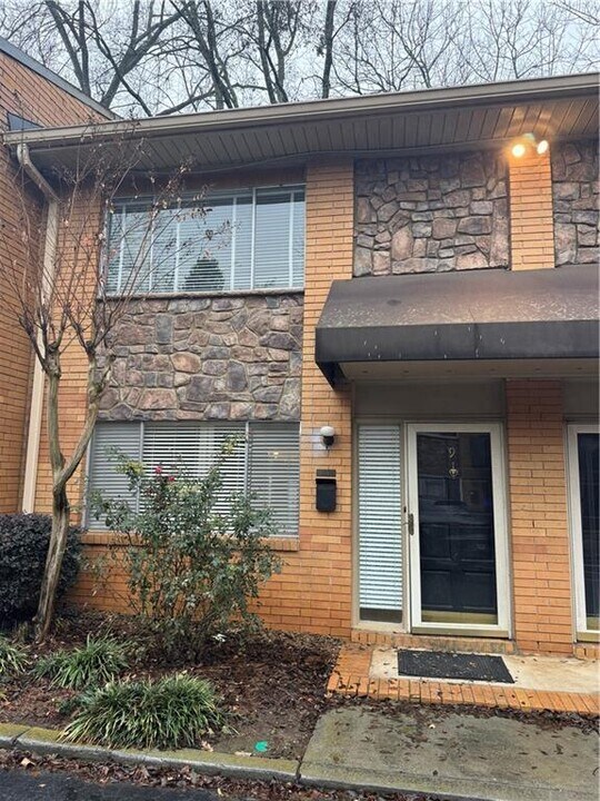 120 Biscayne Dr NW in Atlanta, GA - Building Photo