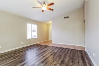 5035 W Kristal Way in Glendale, AZ - Building Photo - Building Photo