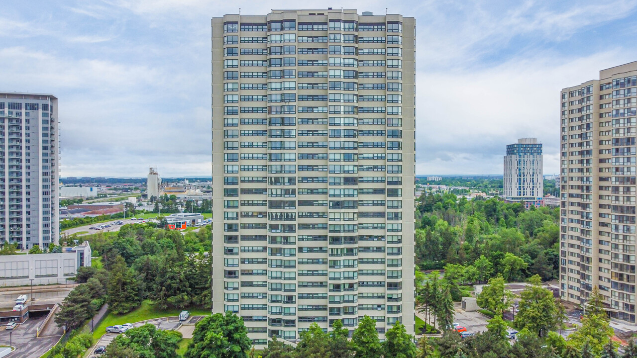 8 Lisa St in Brampton, ON - Building Photo