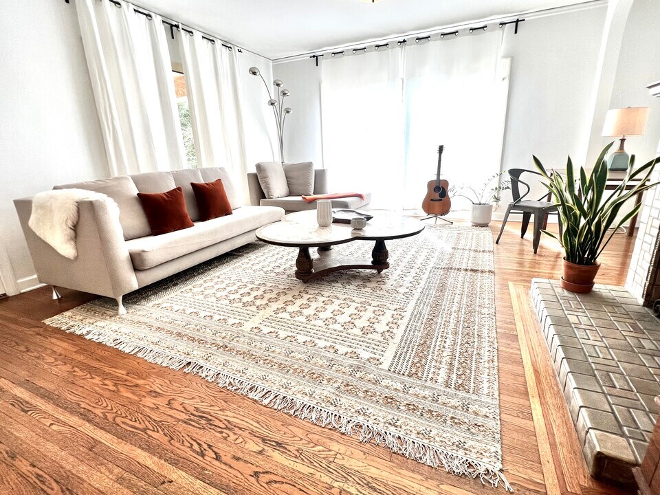 627 Tularosa Dr in Los Angeles, CA - Foto de edificio