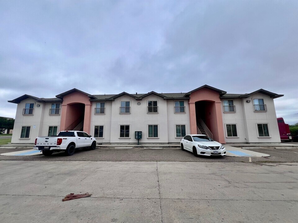 408 Shiloh Dr in Laredo, TX - Building Photo