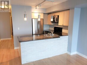 1-1811 Elm Dr W in Mississauga, ON - Building Photo - Building Photo