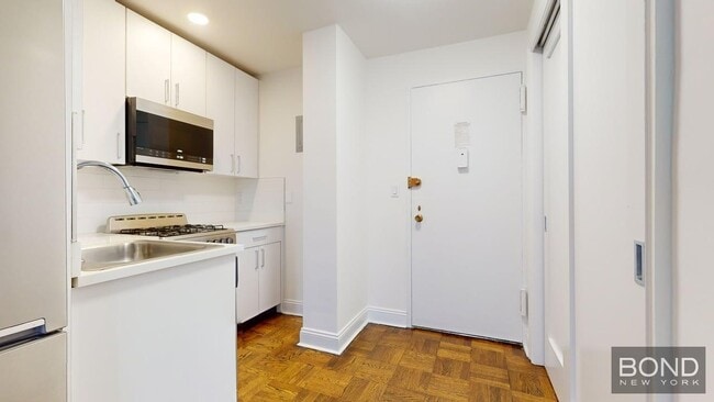 405 E 56th St in New York, NY - Building Photo - Building Photo