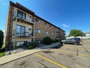 Dakota Arms in Minot, ND - Building Photo - Interior Photo