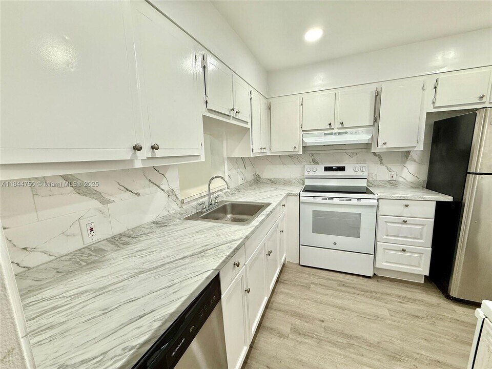 11925 NE 2nd Ave in Miami, FL - Building Photo