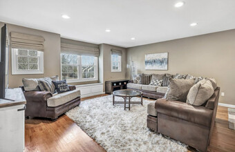 180 Governor Trumbull Way in Trumbull, CT - Building Photo - Building Photo