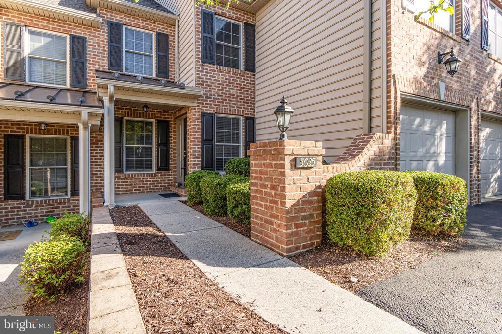 5035 Mendenhall Dr. in Mechanicsburg, PA - Building Photo