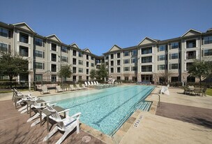 Nantucket at Fannin Station in Houston, TX - Building Photo