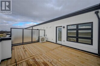 1565 Rose Way in Milton, ON - Building Photo - Building Photo