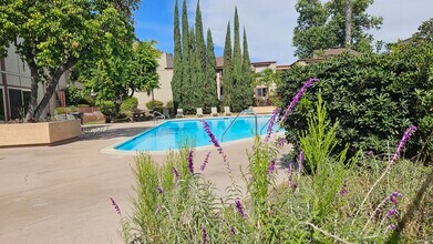 5422 Adobe Falls Rd, Unit Adobe Falls Condo in San Diego, CA - Building Photo - Building Photo