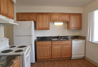 Canyon Crest Apartments in Littleton, CO - Building Photo - Building Photo