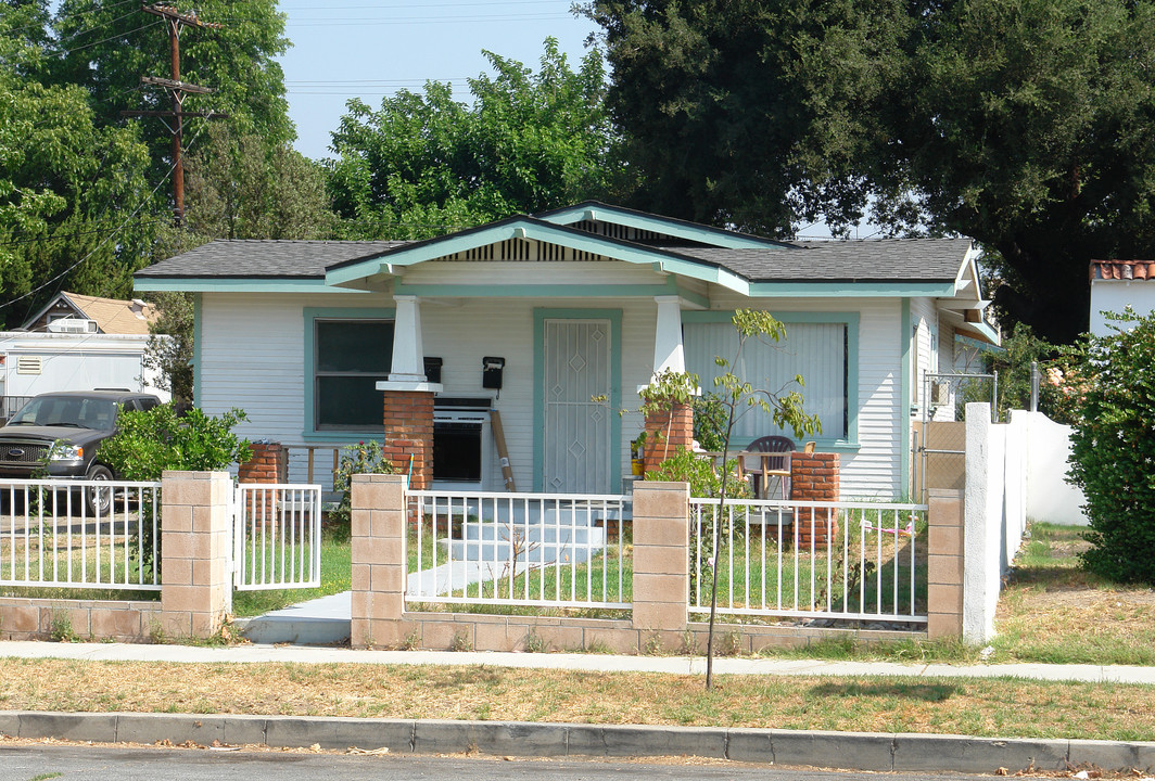 563 Kensington Dr in Fillmore, CA - Foto de edificio