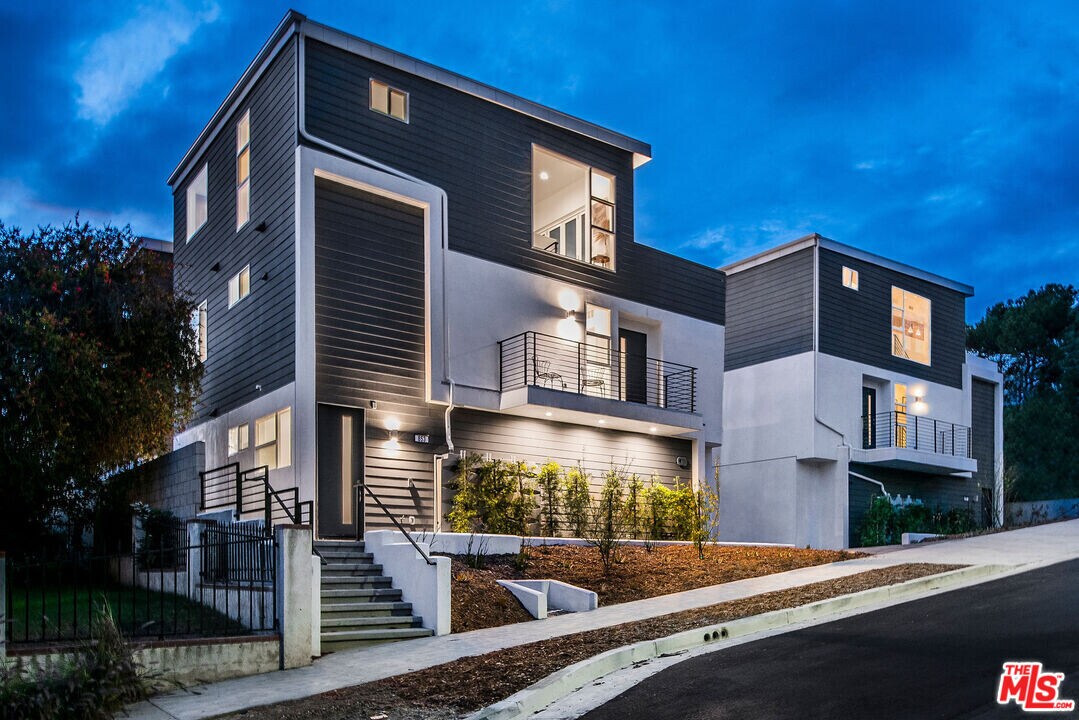 853 Hyperion Ave in Los Angeles, CA - Building Photo