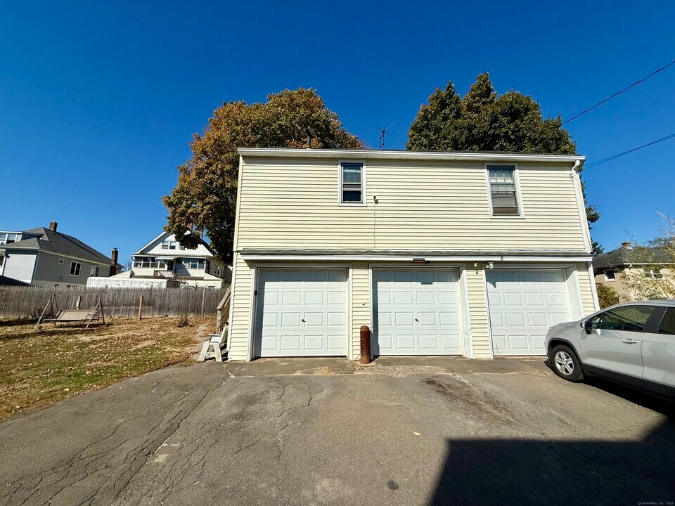 30 Russell St in Ansonia, CT - Building Photo