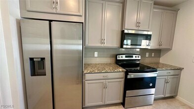 3034 Royal Gardens Ave in Ft. Myers, FL - Building Photo - Building Photo