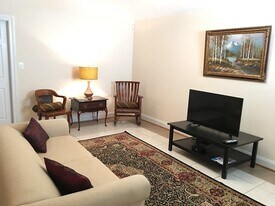 445 Knoll St NW in Vienna, VA - Building Photo