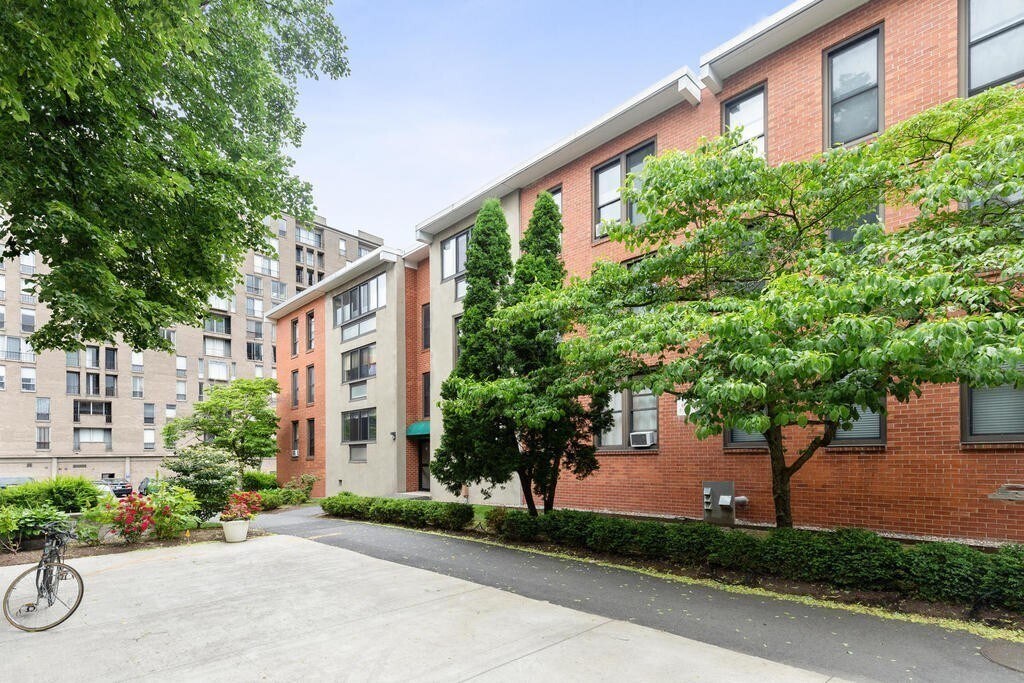8 Juniper St in Brookline, MA - Building Photo