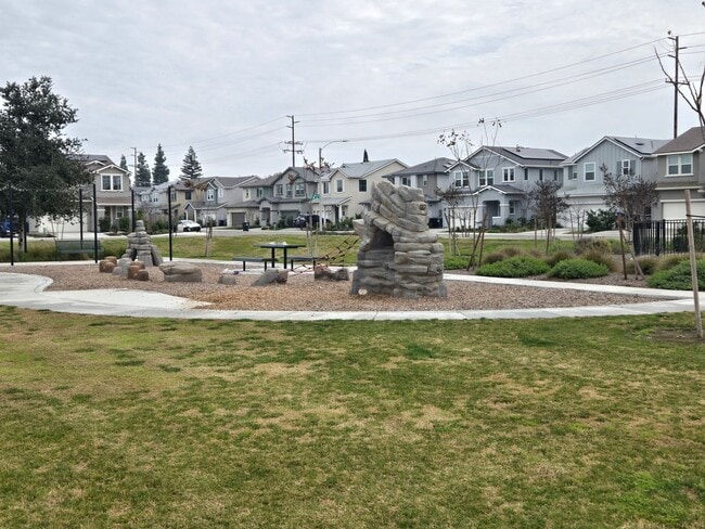 3021 N Sowell St in Visalia, CA - Building Photo - Building Photo