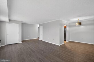 3807 Swann Rd, Unit 304 in Camp Springs, MD - Foto de edificio - Building Photo