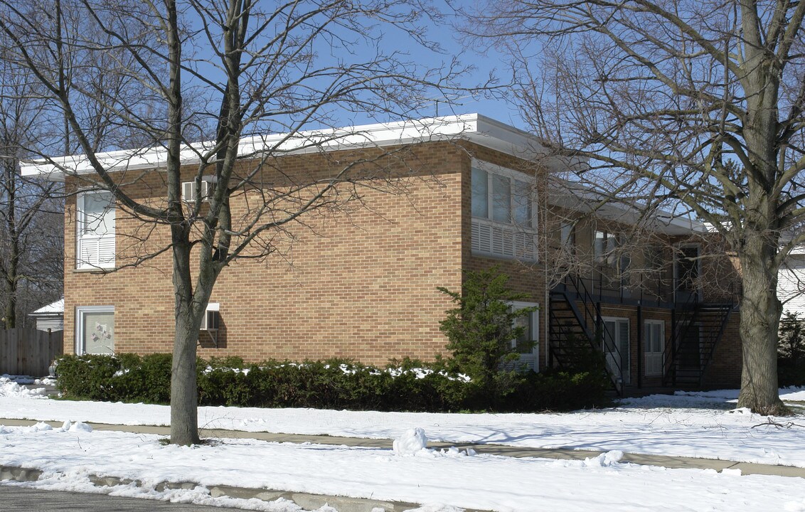 51-61 W Crystal Lake Ave in Crystal Lake, IL - Foto de edificio