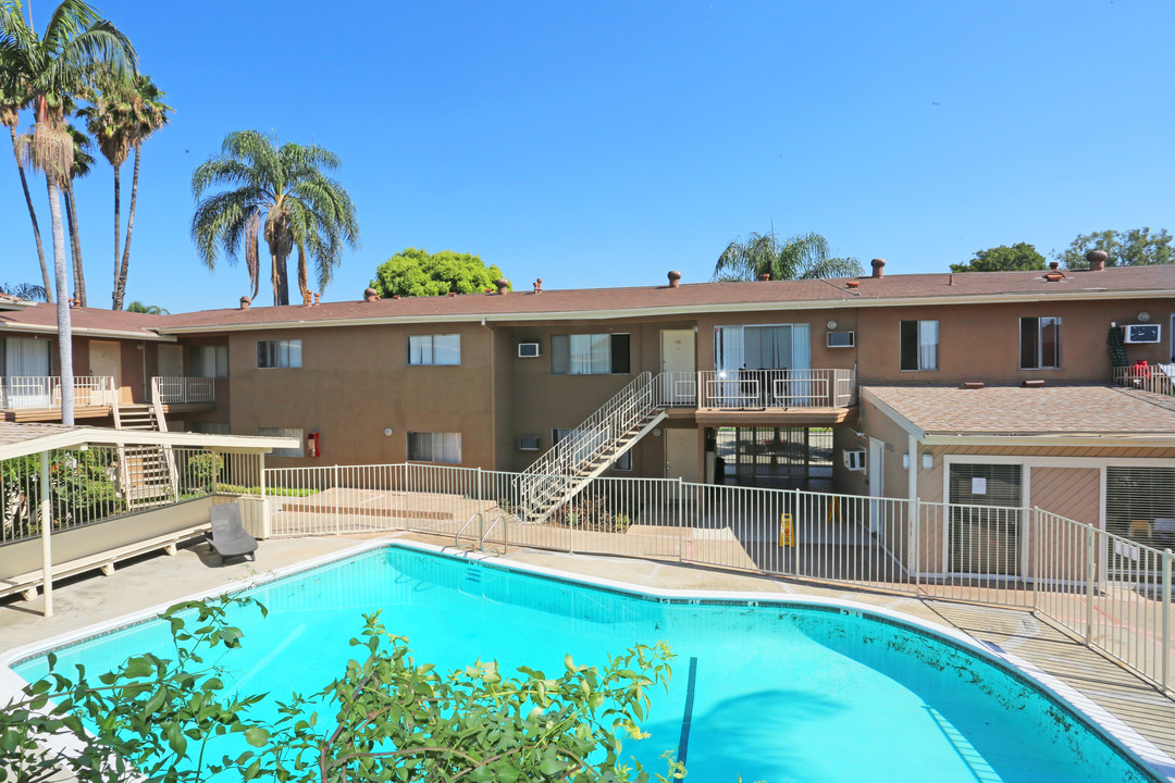 Towne Square Apartments in Panorama City, CA - Building Photo