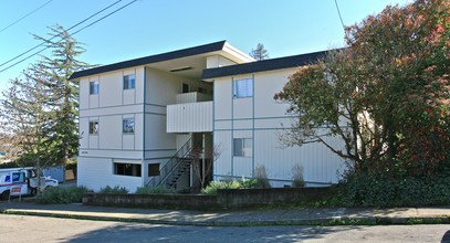 Palm Avenue Apartments in Sebastopol, CA - Foto de edificio - Building Photo