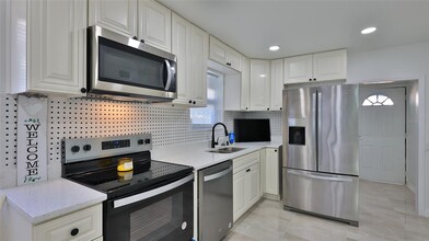 326 Hobart Ave in Daytona Beach, FL - Building Photo - Building Photo