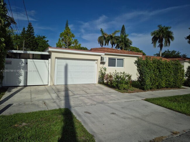 801 NE 5th St in Hallandale Beach, FL - Building Photo - Building Photo