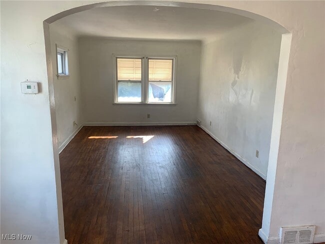 4889 Turney Rd in Garfield Heights, OH - Foto de edificio - Building Photo