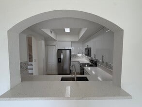 8814 W Flagler St, Unit 201 in Miami, FL - Foto de edificio - Building Photo