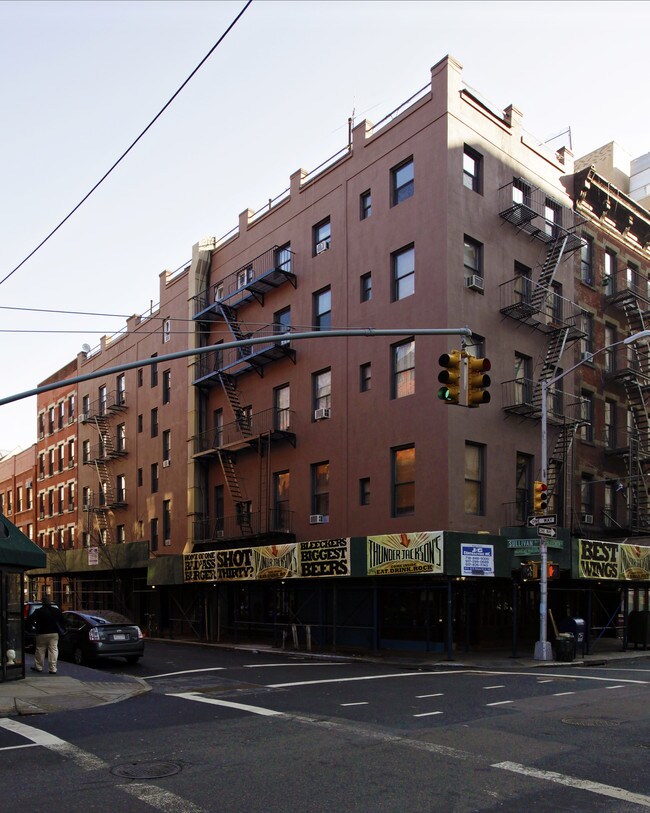 201 Sullivan St in New York, NY - Foto de edificio - Building Photo