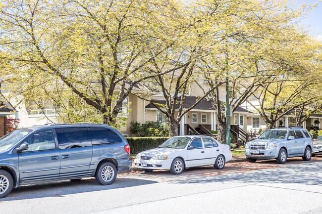 249 4th St E in North Vancouver, BC - Building Photo - Building Photo