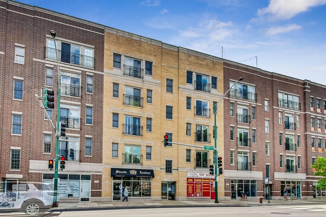 1909 W Diversey Pkwy in Chicago, IL - Building Photo