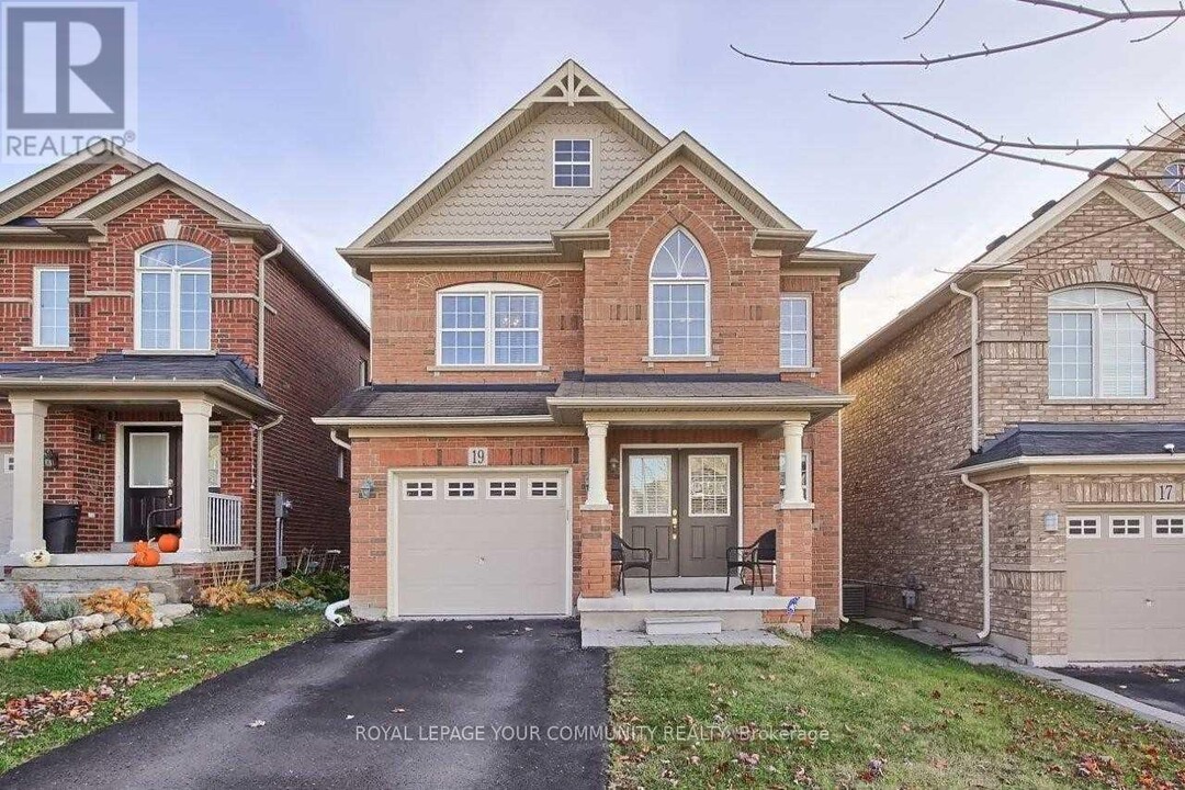 19 Harvest Hills Blvd in Newmarket, ON - Building Photo