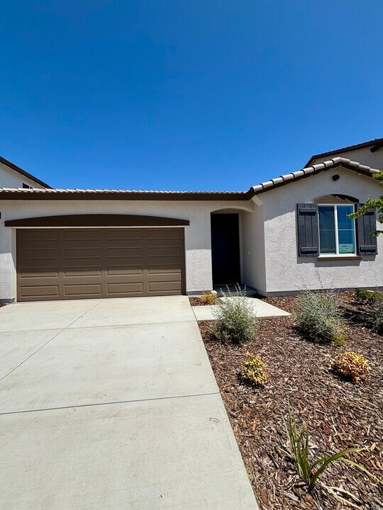 1732 Yukon Territory Ave in Manteca, CA - Building Photo