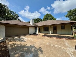 7562 Carriage Ln in Fort Worth, TX - Foto de edificio - Building Photo