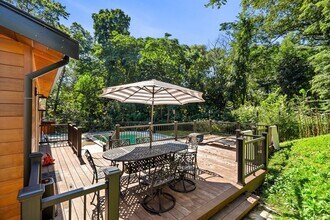 93 Woodcliff Rd, Unit 1 in Chestnut Hill, MA - Building Photo - Building Photo